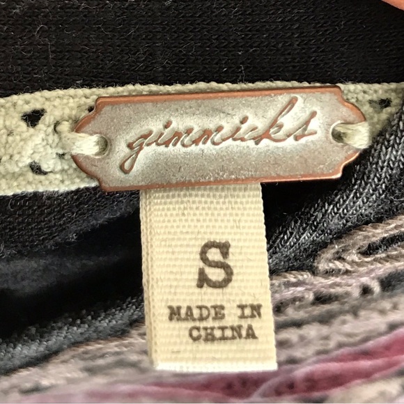 Gimmicks top w/beautiful embroidery! - Picture 5 of 5